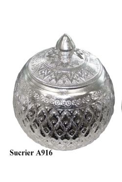 Bombonière traditionnelle thailandaise en aluminium ciselé Bombonière traditionnelle thailandaise en aluminium ciselé