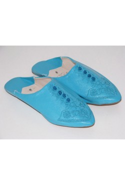 Babouche marocaine bleue en cuir brodé femme