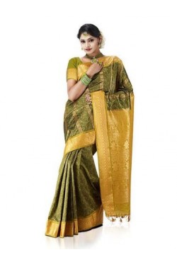 Sari indien traditionnel rouge et doré en soie satin Sari indien traditionnel rouge et doré en soie satin