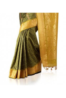 Sari indien traditionnel rouge et doré en soie satin Sari indien traditionnel rouge et doré en soie satin