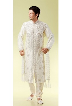 Tenue taditionnelle indienne de mariage en blanc brodé pour homme 