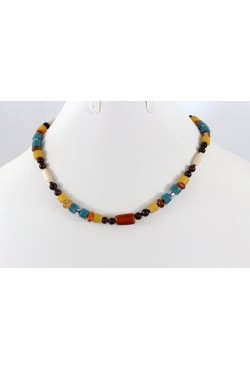 Collier avec des coquillages africains, des cauri