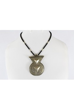Collier ethnique touareg avec perle et pendentif Collier ethnique touareg avec perle et pendentif