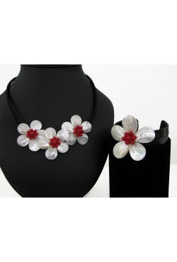 Parure en nacre blanche et perles rouge Parure en nacre blanche et perles rouge