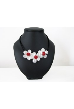 Parure en nacre blanche et perles rouge Parure en nacre blanche et perles rouge