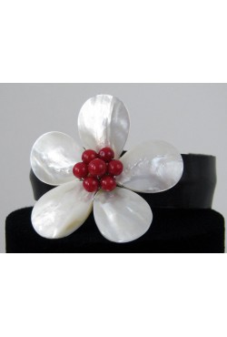 Parure en nacre blanche et perles rouge Parure en nacre blanche et perles rouge