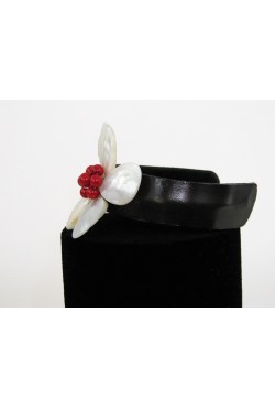Parure en nacre blanche et perles rouge Parure en nacre blanche et perles rouge