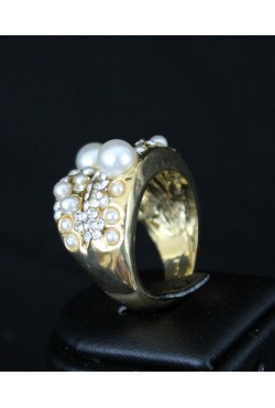 Bague bijou oriental plaqué or serti de pierres et de perles Bague bijou oriental plaqué or serti de pierres et de perles
