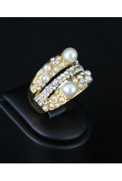 Bague bijou oriental plaqué or serti de pierres et de perles Bague bijou oriental plaqué or serti de pierres et de perles