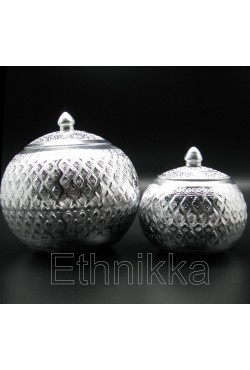Bombonière traditionnelle thailandaise en aluminium ciselé Bombonière traditionnelle thailandaise en aluminium ciselé