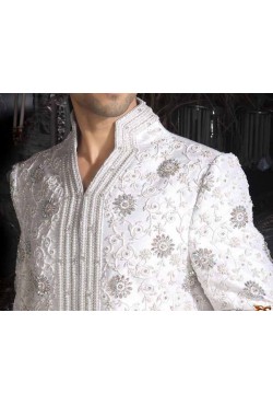 Tenue indienne de marié brodé et incrusté de pierres Tenue indienne de marié brodé et incrusté de pierres