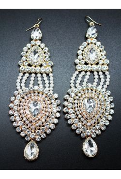 Boucles d'oreilles pendantes avec perle blanche et strass 